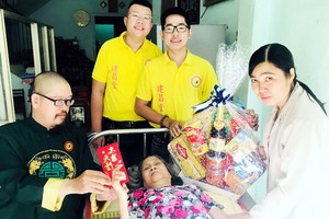 陳大師(左一)向劉桂同志贈送禮物。