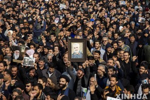 伊朗悼念遭美軍襲擊的高級將領。（圖源：新華社）