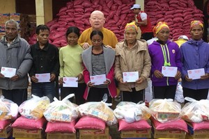 釋惟鎮法師派發禮物給貧戶。