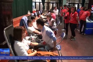 2020年“紅色週日”活動吸引眾多共青團員、青年與各大專院校學生踴躍前來捐血救人奉獻愛心。（圖源：VNews視頻截圖）