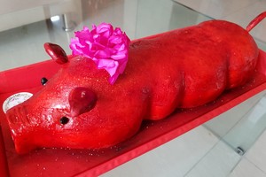 令人耳目一新的金豬蛋糕。