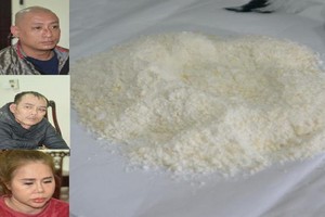 被抓獲的3名非法販毒嫌犯與毒品證物（右圖）。（圖源：乂安報）