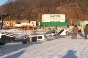 30多輛停放在冰面上的汽車掉入海中。（圖源：視頻截圖）