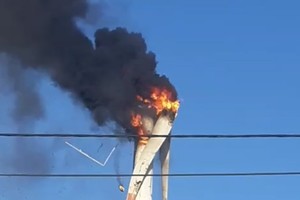 風電渦輪機著火冒煙，燃燒猛烈。（圖源：阮進）