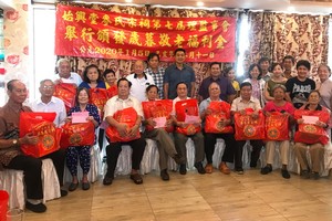 理事們與麥、 何長者留影。