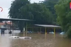 印尼首都雅加達地區近日降下創記錄豪雨，暴雨形成的洪患及土石流災情，讓罹難人數攀升至60人。（圖源：視頻截圖）