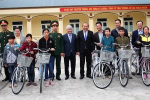 政府常務副總理張和平（中）向河江省各民族民眾贈送禮物後合影留念。（圖源：VGP）