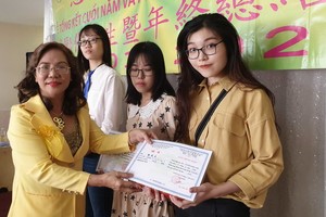 慈念外語中心向各班優秀生，以及勤奮好學的學生贈送獎品。