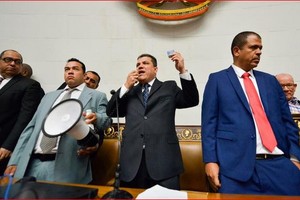 路易斯・帕拉（右二）在議會發表演講。（圖源：互聯網）