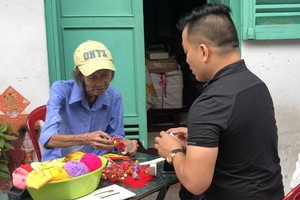 蓮姑指引作者做傳統香包。