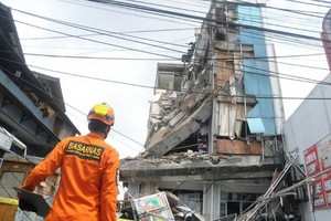 雅加達5層樓建築塌陷多人受困，現場滿目瘡痍。（圖源：互聯網）