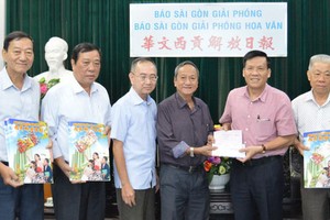 本報主編阮玉英(右二)接受土龍木天后宮理事會的贊助金。