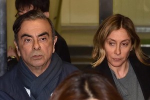 圖為日產前董事長卡洛斯-戈恩與妻子卡羅爾2019年4月在東京。（圖源：AFP）