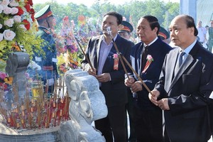 政府總理阮春福（右一）在桂山英靈台烈士祠歷史遺跡上香緬懷歷代英雄烈士。（圖源：越通社）
