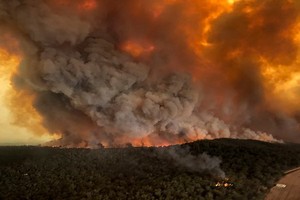 週日航拍照片顯示澳大利亞拜爾斯代爾野火肆虐。（圖源：AP）