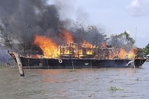 遊船大火現場。（圖源：淮商）