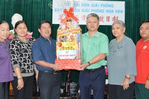 黎曰孟雄編委(右三)接領代表團的新年禮物。