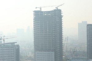 泰國首都曼谷連日來霧霾嚴重。當局9日再發警示稱，曼谷及周邊地區空氣質量已達“不安全”等級，提醒市民減少不必要外出。（圖源：互聯網）