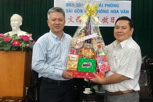 黎曰孟雄編委（左）接受丁文森贈送的新年禮物。