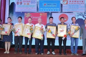 第五郡東醫會向長期贊助活動經費的單位致送感謝書。