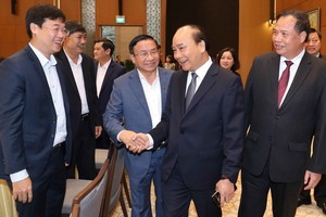 政府總理阮春福（右二）與代表們交談。（圖源：越通社）