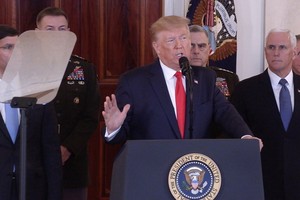 美國總統特朗普（中）在華盛頓白宮發表電視講話。（圖源：新華社）