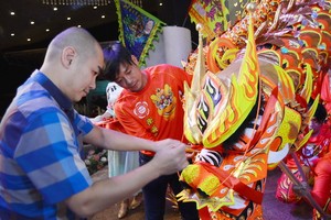 劉家明常值副理事長為金龍點睛開光。