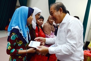 政府常務副總理張和平（右）向家境清貧的占婆族同胞贈送春節禮物。（圖源：B. Nghi）