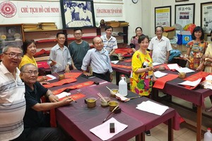 書法家們一起為庚子年迎春慈善揮春活動作準備。