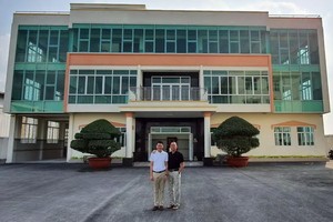 紅心公司總經理劉根全與經理劉成 發在新建工廠前合照。