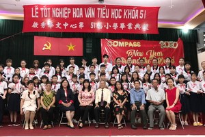 應屆畢業生與校長和老師合照。