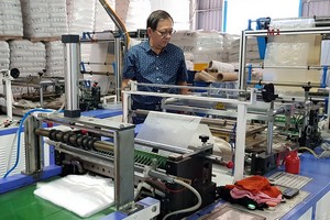 麥漢強總經理引進全自動生產線。