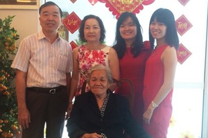 雅薇（ 右一） 和雅梅（ 右 二）與父親黃錦及家人合影