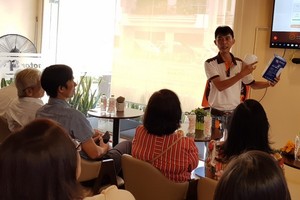 張信發與企業家們分享創業經驗。