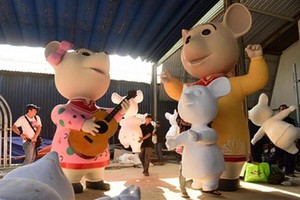 將獲佈置在2020庚子年春節阮惠春花街上的老鼠吉祥物。