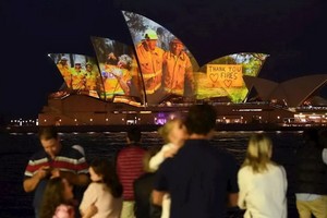 當地時間1月11日，澳大利亞悉尼歌劇院亮燈，投影在建築上的是一張來自山火一線消防員的照片，照片上寫著“感謝你們，消防員。”悉尼歌劇院以此向消防員表達敬意。（圖源：互聯網）