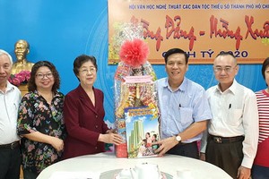 本報與市各民族文學藝術會領導合影。