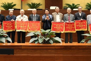 國會主席阮氏金銀（中）向與會代表頒贈錦旗。（圖源：越通社）