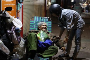 一組青年向人行道睡覺、今年９４歲的老雄贈送禮物。