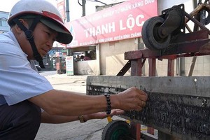 志願吸鐵釘的丁明景。