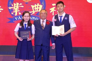 文朗校委主席阮曰朗與古育蕙 (左)和張沛霖(右)。