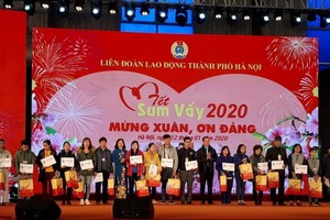 河內市勞動聯團向清貧工人贈送禮物。（圖源：秋莊）