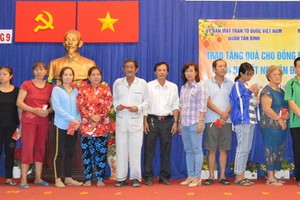 本報向華人同胞派新年禮物。