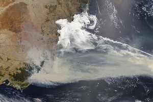 NASA動態圖片衛星影像顯示，澳洲山火引發的煙霧，已到達南美洲。 （圖源：NASA）