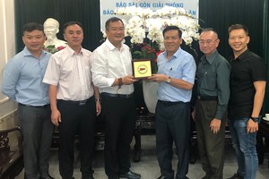 趙騫會長(左三)向本報領導贈送花籃與紀念品。