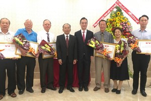 市越中友協給向來大力支持各項活動，並為越中友好關係添磚加瓦作出貢獻的各華人社團、個人贈送獎狀。