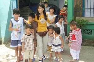 黃小香成為了數百孤兒的母親。