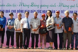 本報配合胡志明市台商會在新富郡贈送新年禮物。