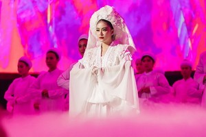 黃垂玲演唱的“四府”、“讓我告訴你”等歌曲因既具現代性，又 帶有民族音樂特徵而獲得高度評價。