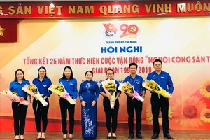 市委副書記武氏蓉（中）向優秀共青團員贈送祝賀鮮花。（圖源：美琳）